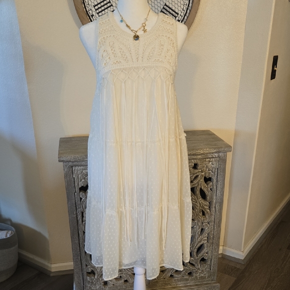 VENUS Dresses & Skirts - VENUS Cream Lace Midi Baby Doll Dress With Dripping Tassels & Matching Clutch